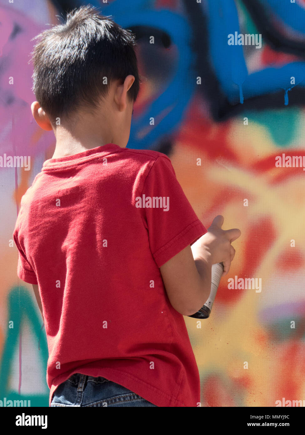 Street Art Graffiti Kind erstellen Wandmalereien helle Farben Stockfoto