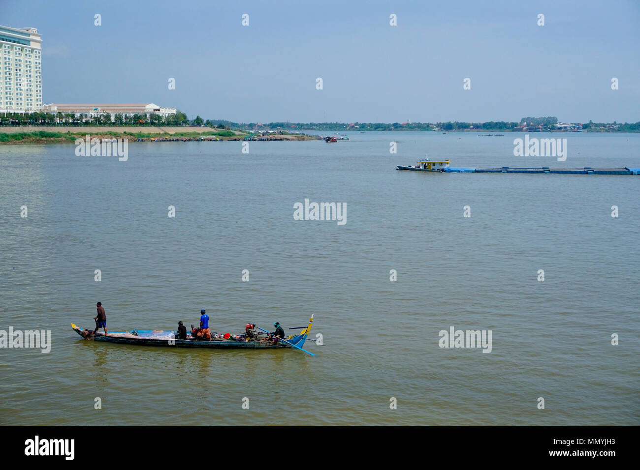 Fischer im Boot auf dem Mekong Fluss, Phnom Penh, Kambodscha Stockfoto