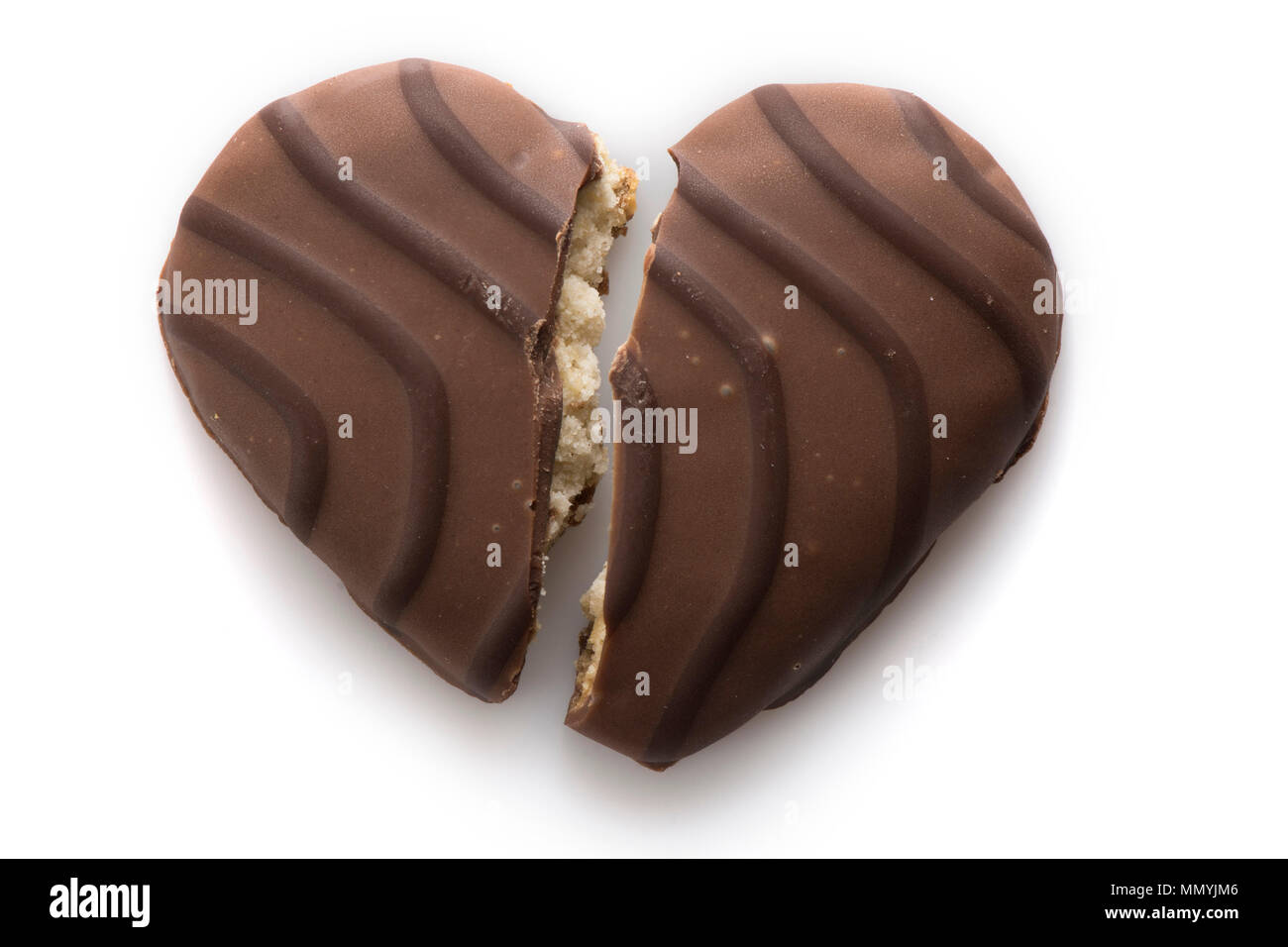 Eine herzförmige mit Schokolade überzogene Europäische wafer Cookie in der Mitte gebrochen. Stockfoto