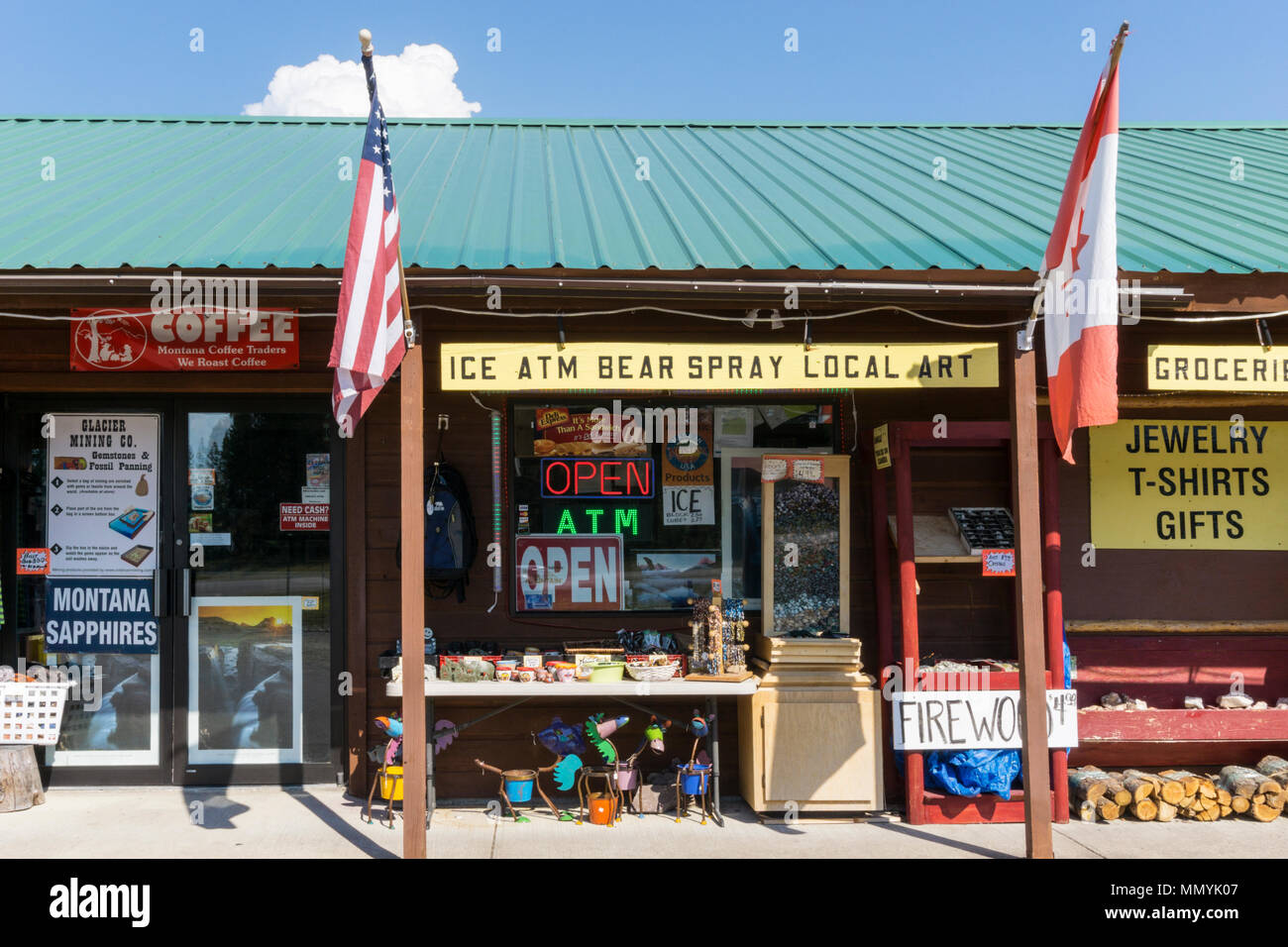 Ein strassenrand Shop in West Glacier, Montana Verkauf von Kunsthandwerk, Lebensmittel und Bear Spray Stockfoto