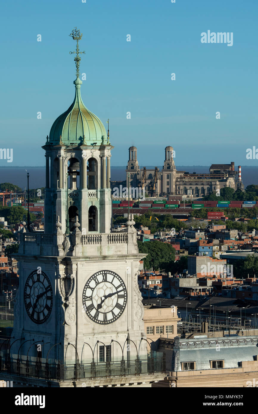 Argentinien, Retiro, Buenos Aires, San Martin Platz. Plaza Fuerza Aerea Argentina ehemals Plaza Britanica. Übersicht der Turm Denkmal und Clock Tower Stockfoto