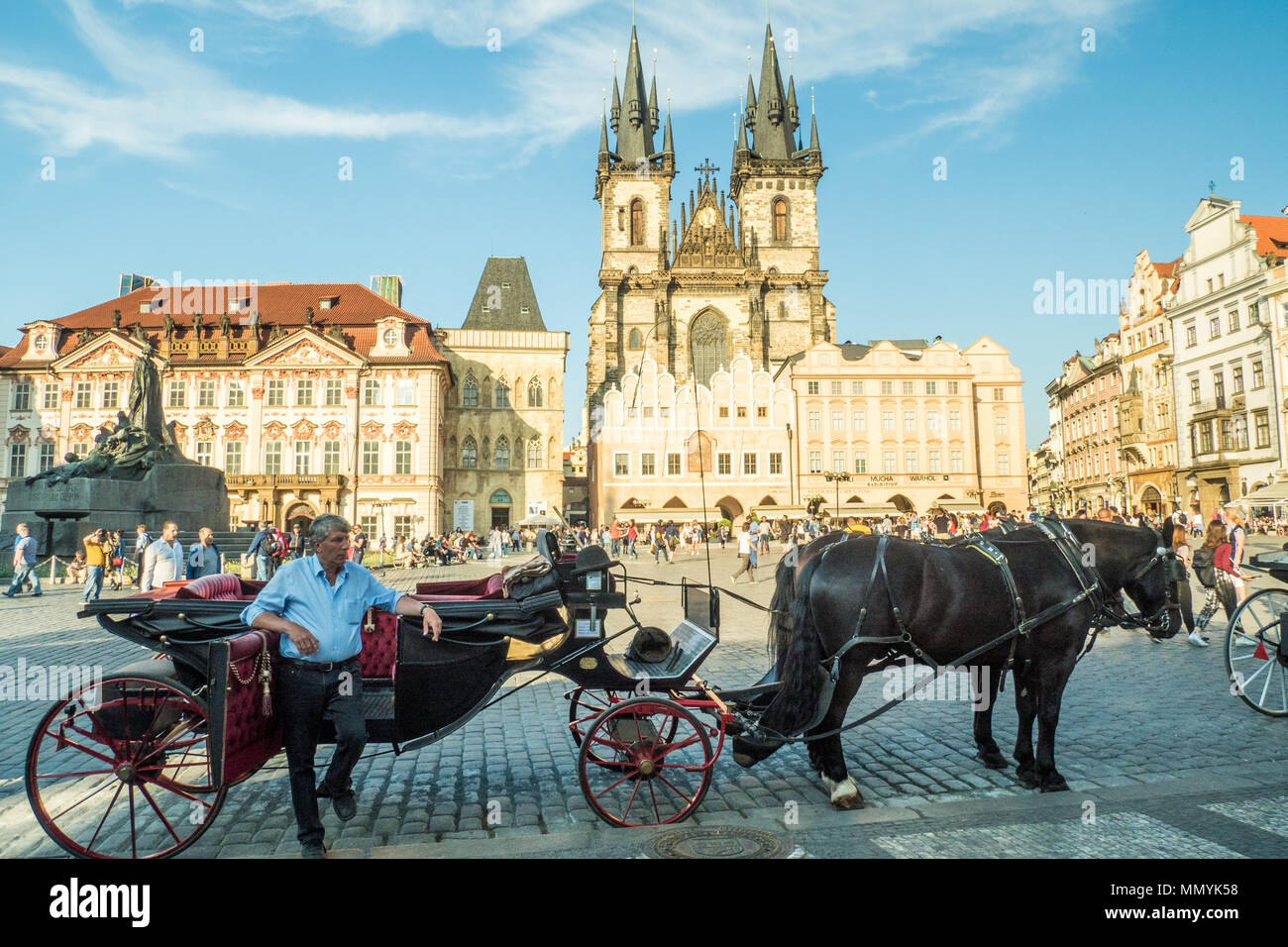 Altstädter Ring mit der Twin Türme des gotischen Kirche der Muttergottes vor dem Tyn', Prag, Tschechische Republik. Stockfoto