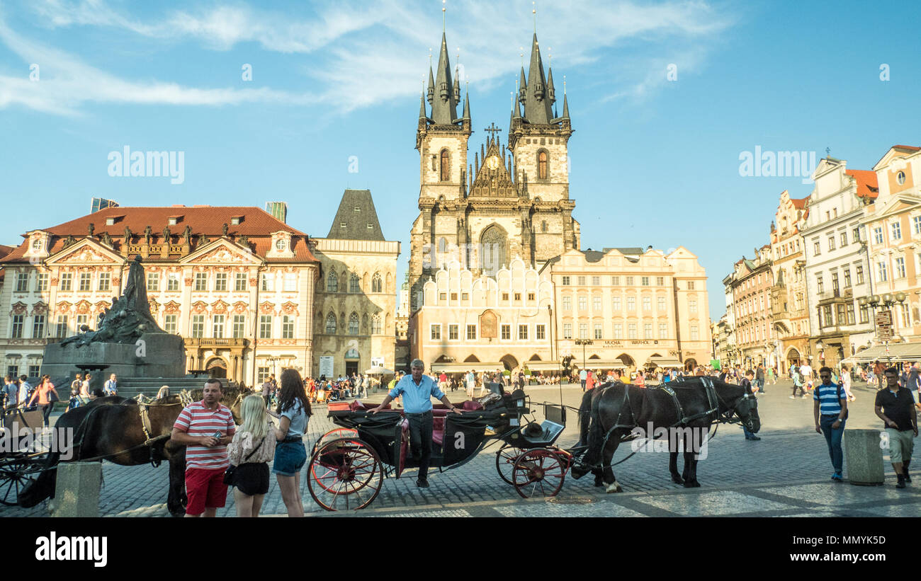 Altstädter Ring mit der Twin Türme des gotischen Kirche der Muttergottes vor dem Tyn', Prag, Tschechische Republik. Stockfoto
