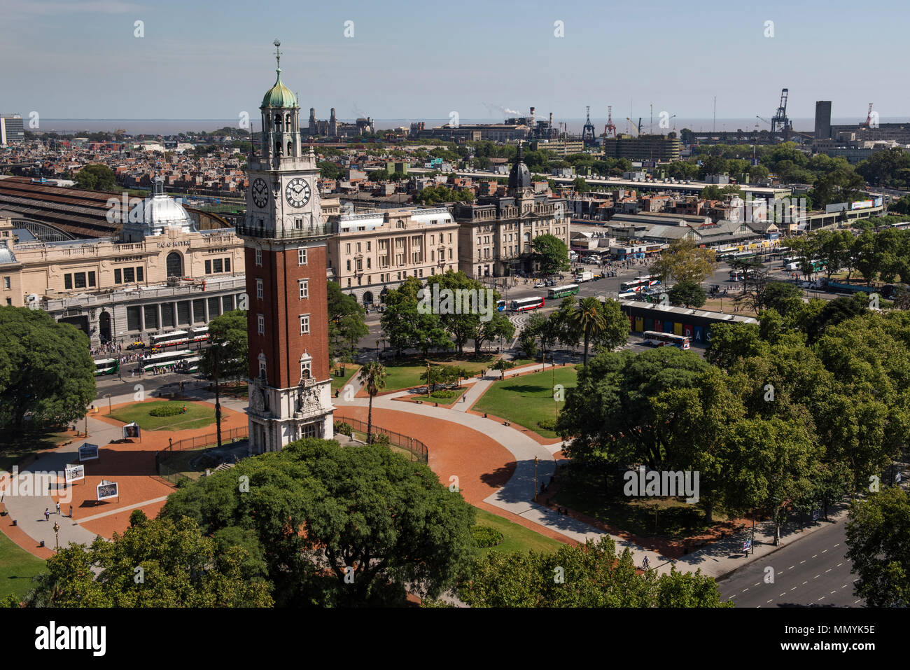 Argentinien Retiro Buenos Aires San Martin Platz Plaza Fuerza Aerea Argentina Ehemals Plaza Britanica Ubersicht Der Turm Denkmal Aka Torre Monume Stockfotografie Alamy