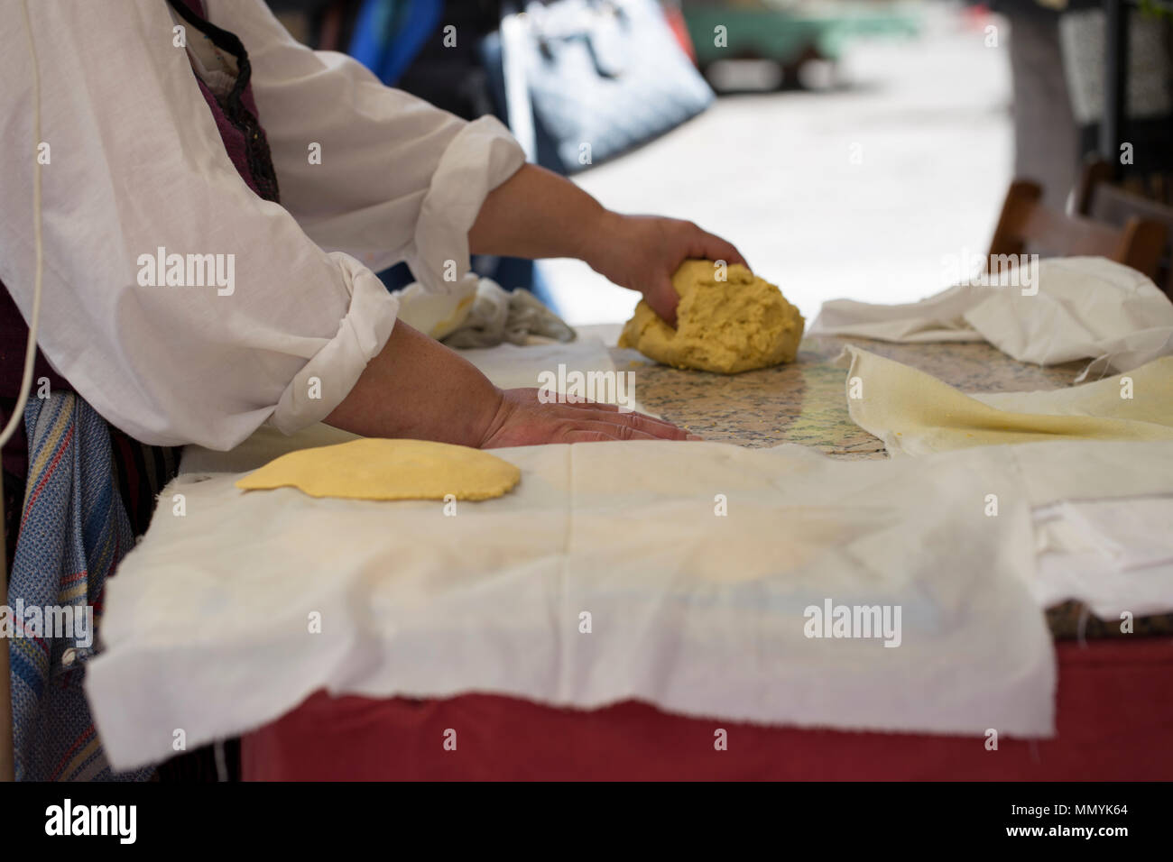 Kochen Torto de Maíz (Mais-Brot ist ein typisches Essen in Asturien) Stockfoto