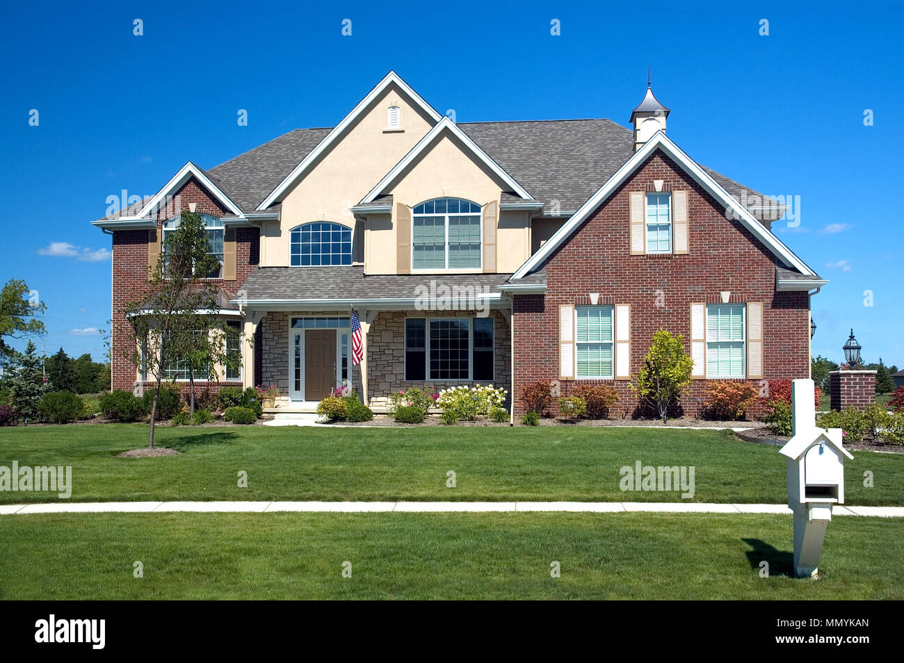 Neue Amerikanische Haus mit schönen Stein und Ziegel details. Eine von vielen Wohnungen in meiner Galerie. Stockfoto