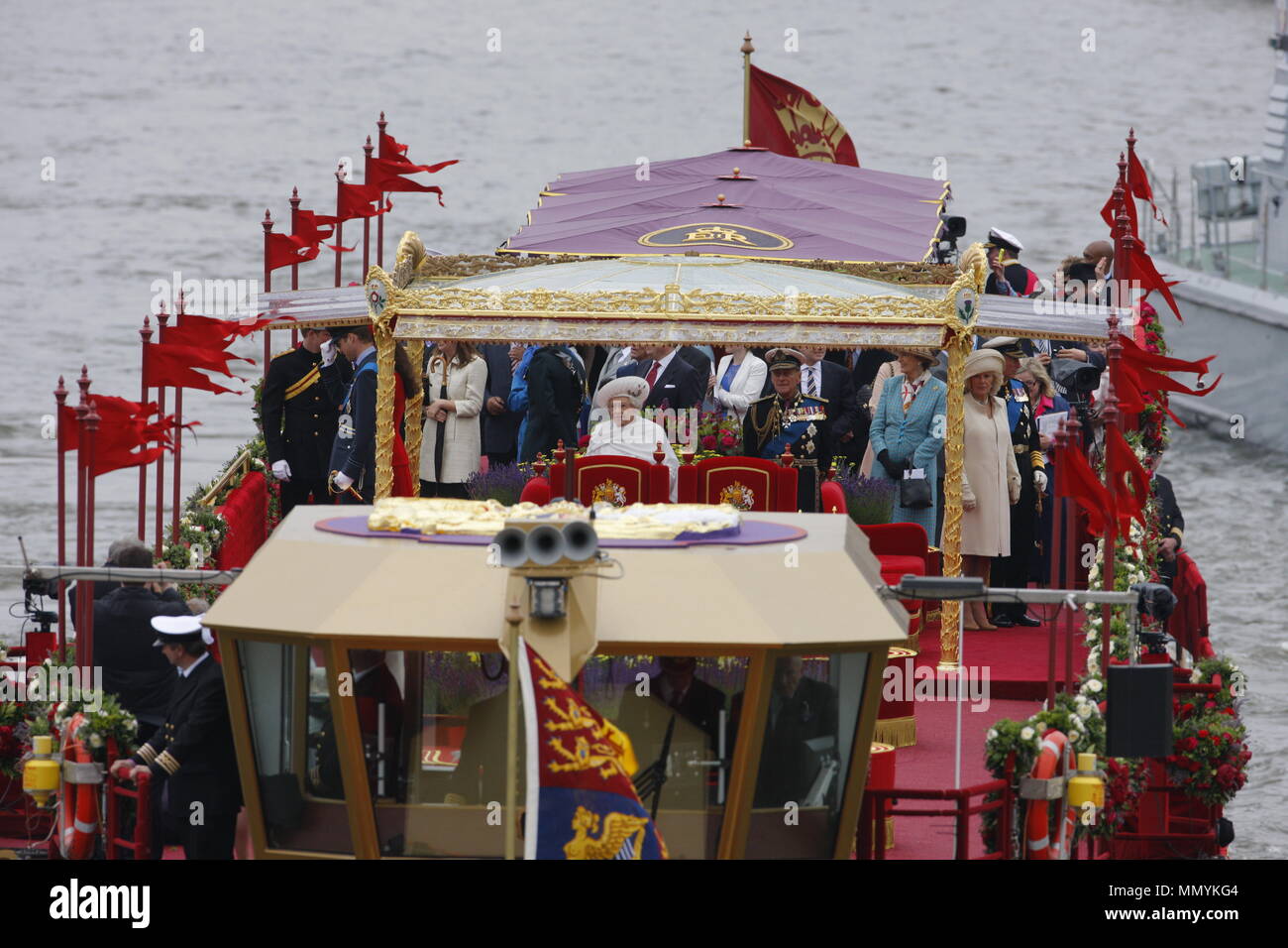 Königin Elizabeth II. an Bord der Royal Barge Geist der Chartwell Köpfe der historischen Flotte von 1000 Boote entlang der Themse vorbei an das Parlament und den Big Ben ihren 60. Jahrestag des Beitritts von Queen, London zu gedenken. 3. Juni 2012 Stockfoto