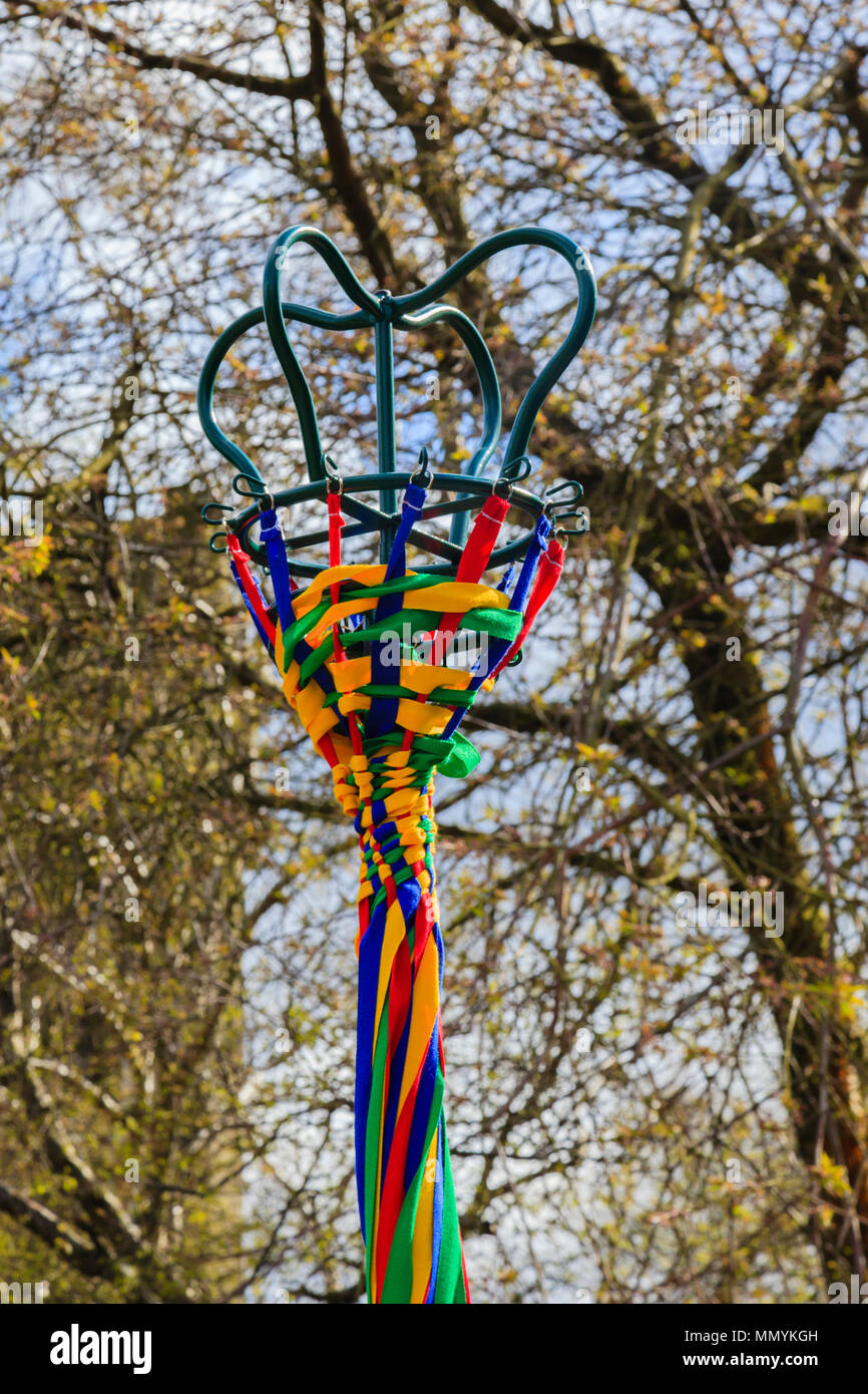 Ein Maibaum in Weber Square, Heptonstall, Calderdale, Großbritannien Stockfoto