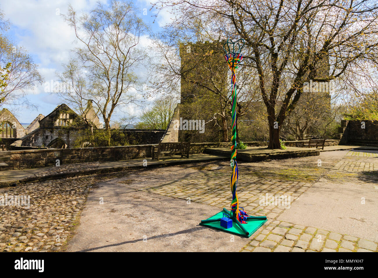 Ein Maibaum in Weber Square, Heptonstall, Calderdale, Großbritannien Stockfoto