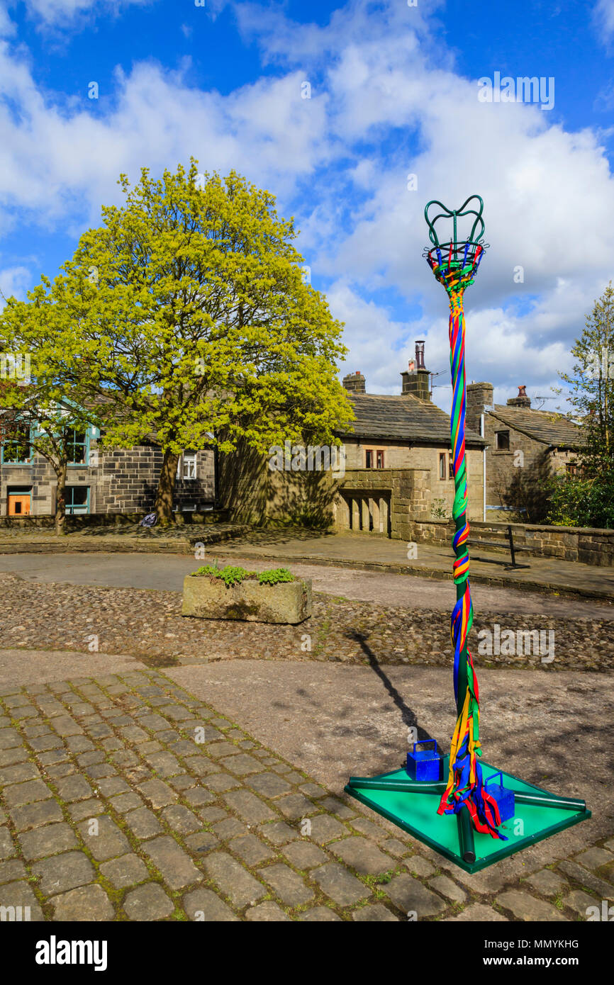 Ein Maibaum in Weber Square, Heptonstall, Calderdale, Großbritannien Stockfoto
