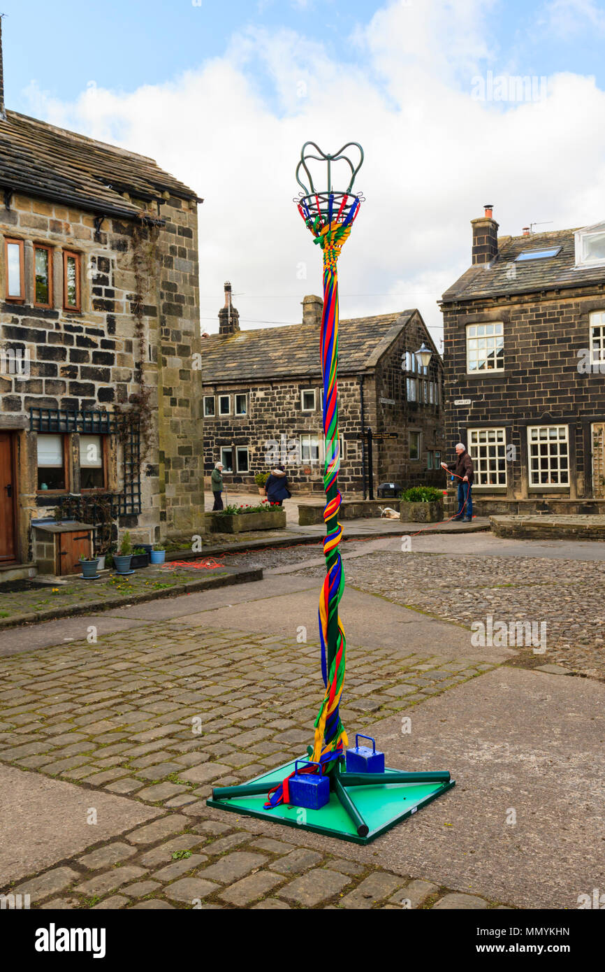 Ein Maibaum in Weber Square, Heptonstall, Calderdale, Großbritannien Stockfoto