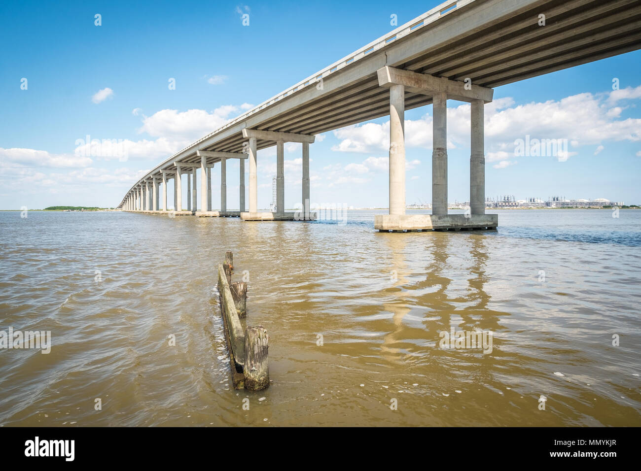 Ein Blick auf die Sabine See Brücke von Mesquite Punkt auf die Texas Seite von Weg 82, ostwärts auf der Suche an einem sonnigen Tag. Stockfoto