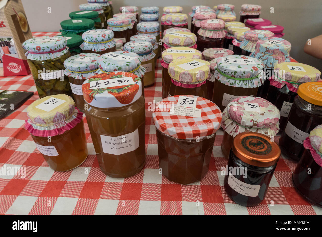 Hausgemachte marmelade zu verkaufen -Fotos und -Bildmaterial in hoher  Auflösung – Alamy