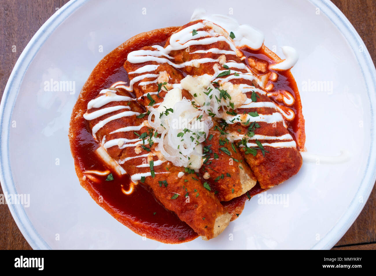 Chicken Enchiladas mit einer würzigen roten Sauce Stockfoto