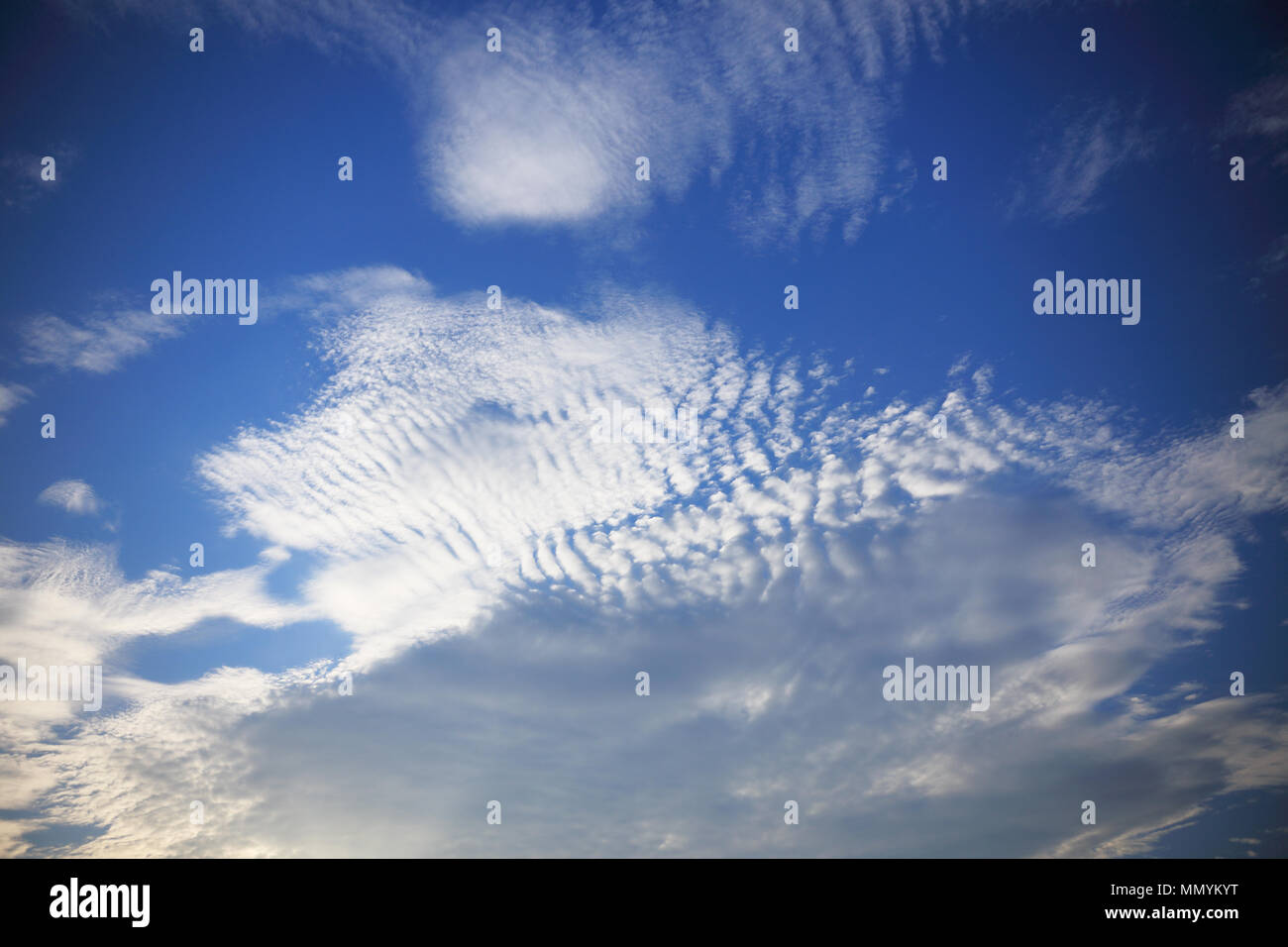 Sommer Himmel Hintergrund. Flauschigen weißen Sommerwolken Muster. Stockfoto