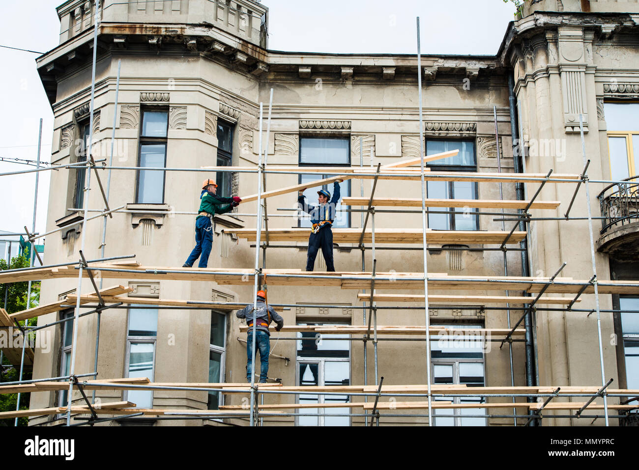 Wladiwostok, Russland - 14. Juni 2016: Bauarbeiter in Gerüste an der Fassade für wiederherzustellen, zu reparieren und renovieren. Stockfoto