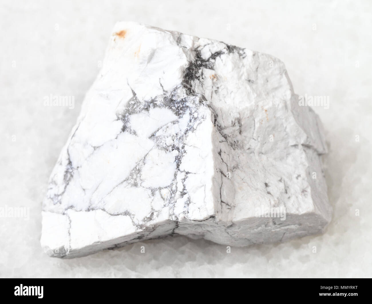 Makroaufnahmen von natürlichen Felsen Muster - grobe Howlite Stone auf weißem Hintergrund Stockfoto