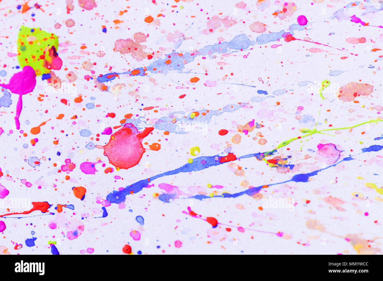 Spritzen der watercolorin viele Farbe, Rosa, Gelb, Blau, Lila und Blau-Konzept in abstrakten malen Papier Hintergrund für Kunstwerke Stockfoto