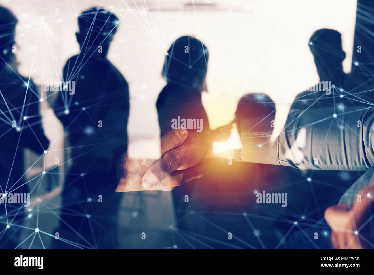Handshaking business Person im Büro mit Netzwerk Wirkung. Konzept der Teamarbeit und Partnerschaft. Double Exposure Stockfoto
