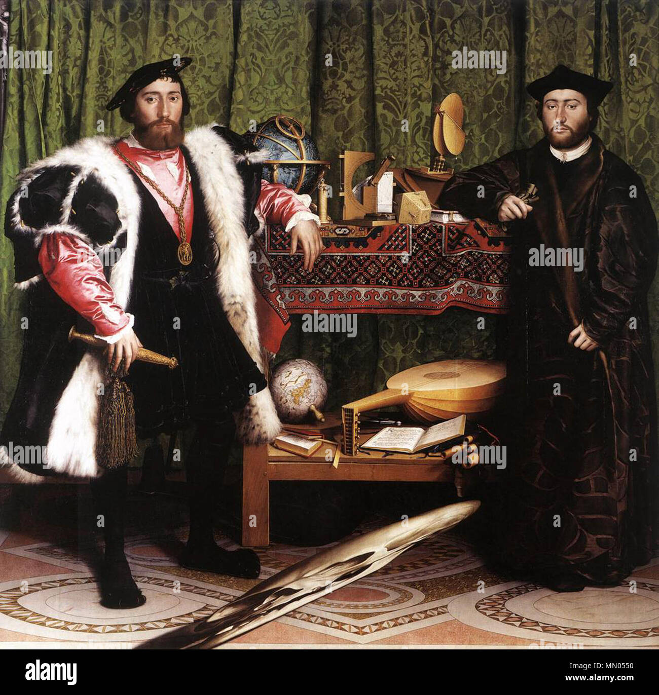 . Holbein gemalt, diese Arbeit in den frühen Teil seines zweiten Aufenthalts in England, die 1532 begann. In dieser Zeit war er fruchtbar, Malerei hanseatischer Kaufleute, Höflinge, Landbesitzer, und Besucher. Die Botschafter ist seine bekannteste und vielleicht auch größte Gemälde aus dieser Zeit. Die lebensgroße Panel schildert Jean de Dinteville, ein Botschafter von Franz I. von Frankreich im Jahre 1533, und Georges de Selve, Bischof von Lavaur, die London im selben Jahr. Bis zur Veröffentlichung der Maria F. S. die Hervey Holbeins Botschafter: Das Bild und die Männer im Jahr 1900, die Identität der beiden Figuren im Bild hatte b Stockfoto