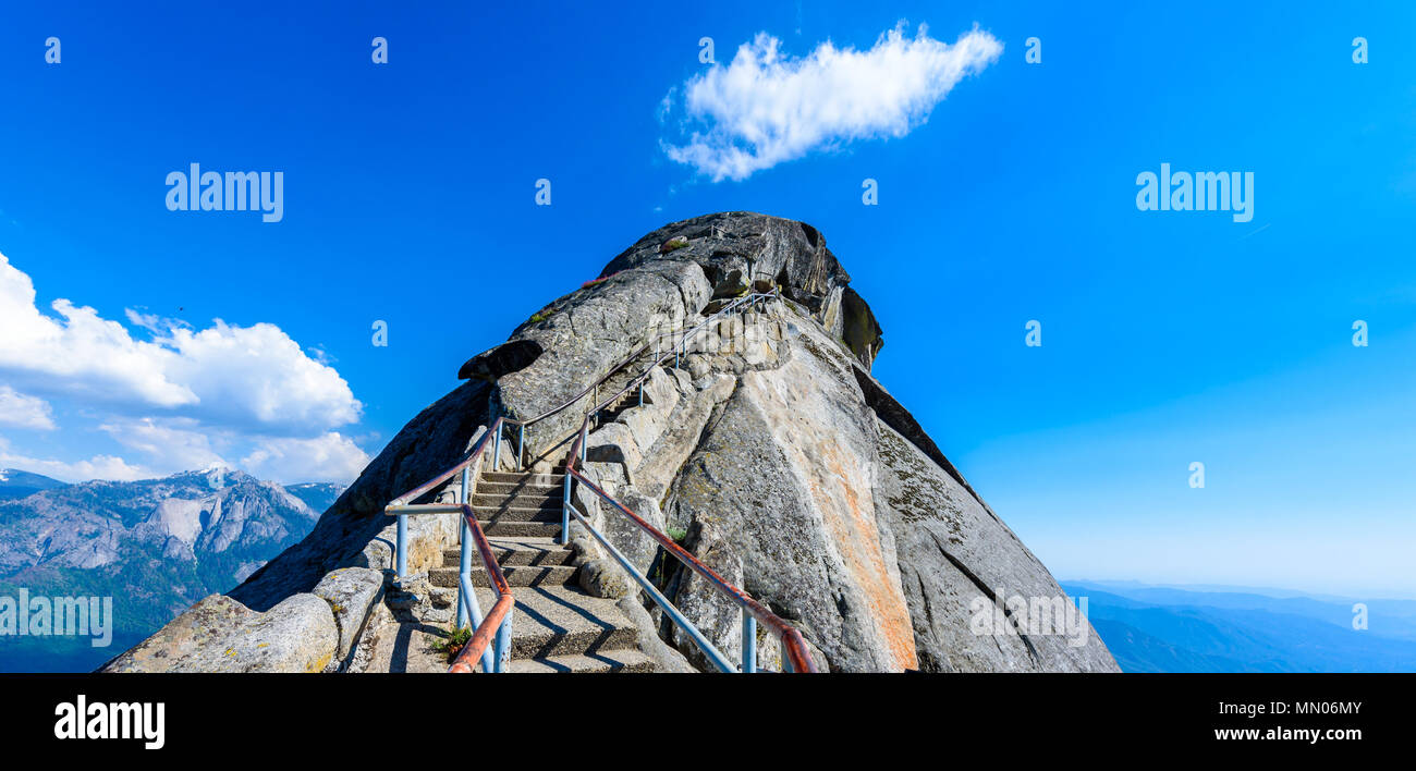 Auf Moro Rock Treppe in Richtung berg Wanderung, Granit dome Felsformation im Sequoia National Park, in den Bergen der Sierra Nevada, Kalifornien, USA Stockfoto