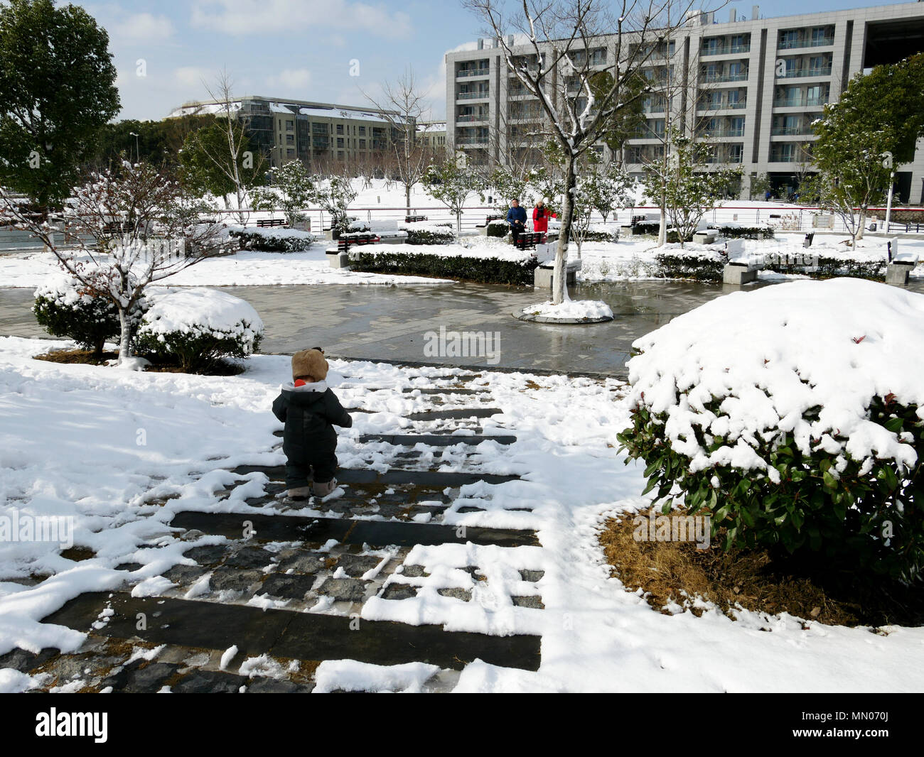 Kleines Kind genießen Sie den Schnee in Shanghai. Stockfoto