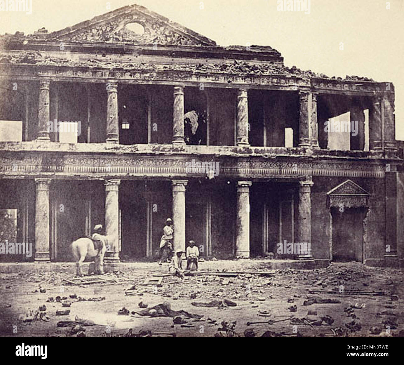 . Innenraum der Secundra Bagh nach der Schlachtung von 2.000 Rebellen durch die 93Rd Highlanders und 4 Punjab Regiment. Ersten Angriff von Sir Colin Campbell im November 1857, Lucknow. Eiklar Silber drucken, von Felice Beato, 1858. Am Stadtrand von Lucknow gelegen, es war der Schauplatz von heftigen Kämpfen im November 1857. Nach der Aktion, der britischen Toten wurden in einem tiefen Graben vergraben, sondern die Indische Leichen zu verrotten. Später hatte die Stadt evakuiert und bis März 1858 und es war kurz danach, dass Beato wahrscheinlich dieses Foto nahm wurde nicht zurückerobert. Als einer zeitgenössischen commen Stockfoto