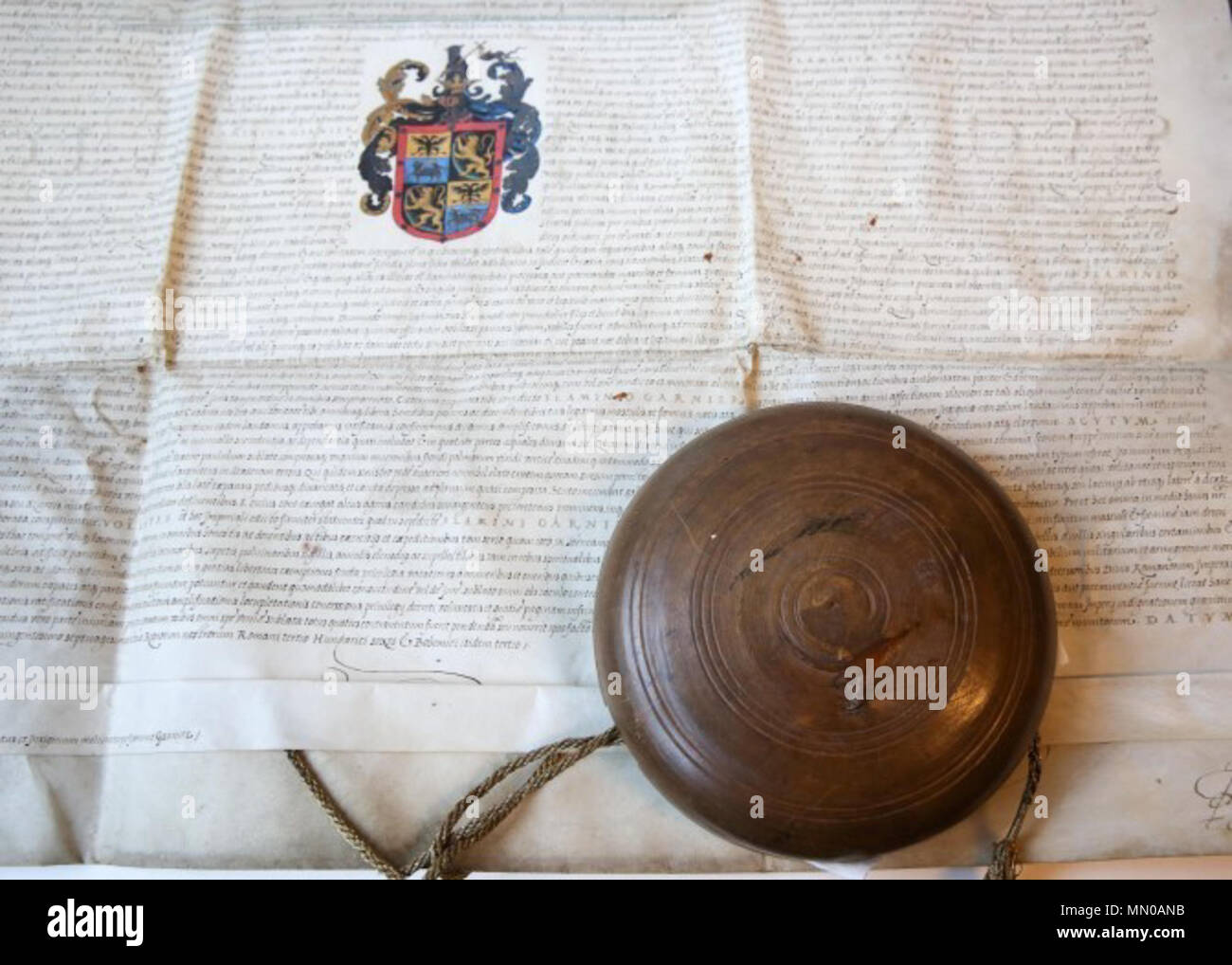 . English: Wappen aus dem Adelsdiplom von Rudolf II. (Römisch-deutscher Kaiser 1576-1612) für den Gelehrten und Höfling Flaminius Garnier († 10. Juni 1592), Sekretär des Herzogs von Parma sowie Diplomat in Diensten der Kaiser Maximilian II. und Rudolf II. Garnier ist in der Kirche Notre Dame du Sablon in Brüssel begraben. Adelsdiplom ausgestellt Wien, 26. Mai 1578, mit eigenhändiger Unterschrift des Kaisers. Pergamenturkunde (Format 57 x 80 cm), von Hand kalligraphiert, mit farbiger Wappendarstellung. Mittels Kordel anhängendes kaiserliches Wachssiegel in hölzerner Siegelkapsel (Einspritzdüse 19. Stockfoto