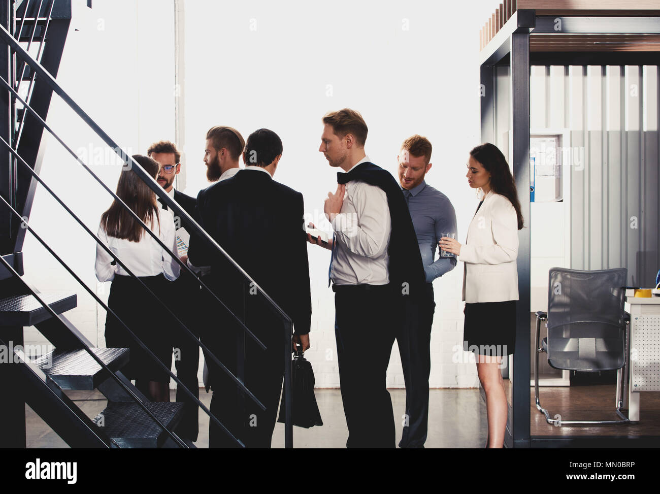 Unternehmer, die im Büro arbeiten. Konzept der Teamarbeit und Partnerschaft. Double Exposure Stockfoto