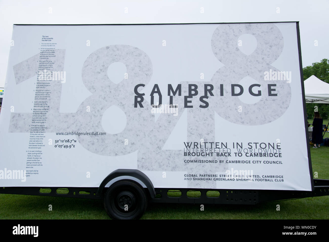 Cambridge UK, 2018-Mai-12. Fußball-Denkmal Cambridge Regeln 1848, eine öffentliche Kunst Kommission aus Cambridge City Council, feiert, wie ein einfacher Satz o Stockfoto