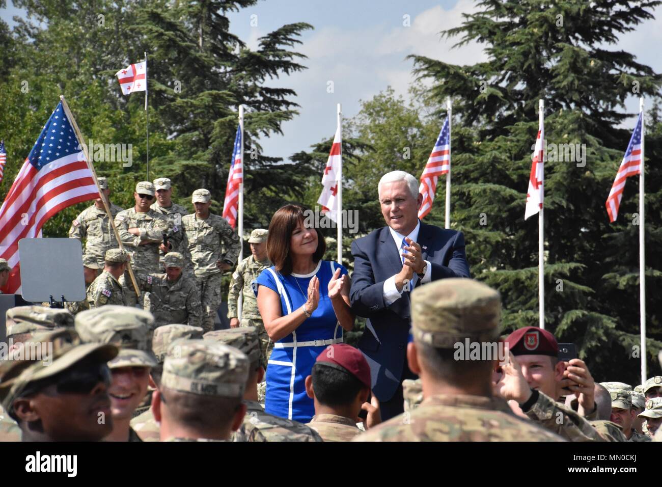 Der Vizepräsident der Vereinigten Staaten, Mike Pence, besucht USA und georgischen Militärs und Soldaten und hielt eine Rede über die Partnerschaft zwischen den USA und Georgien Aug 1, 2017 in Tiflis, Georgien. Die Soldaten anwesend werden derzeit in Georgien für edle Partner 2017, die US-Armee Europa - LED-Übung in Wasiani und Camp Norio Murakami Ausbildung Bereiche in Georgien bereitgestellt wird, in der Zeit von Juli 30 bis 12.08.2017. Stockfoto