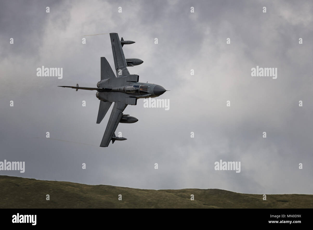 Panavia Tornado der Royal Air Force in der Mach Loop in Wales erfasst Stockfoto