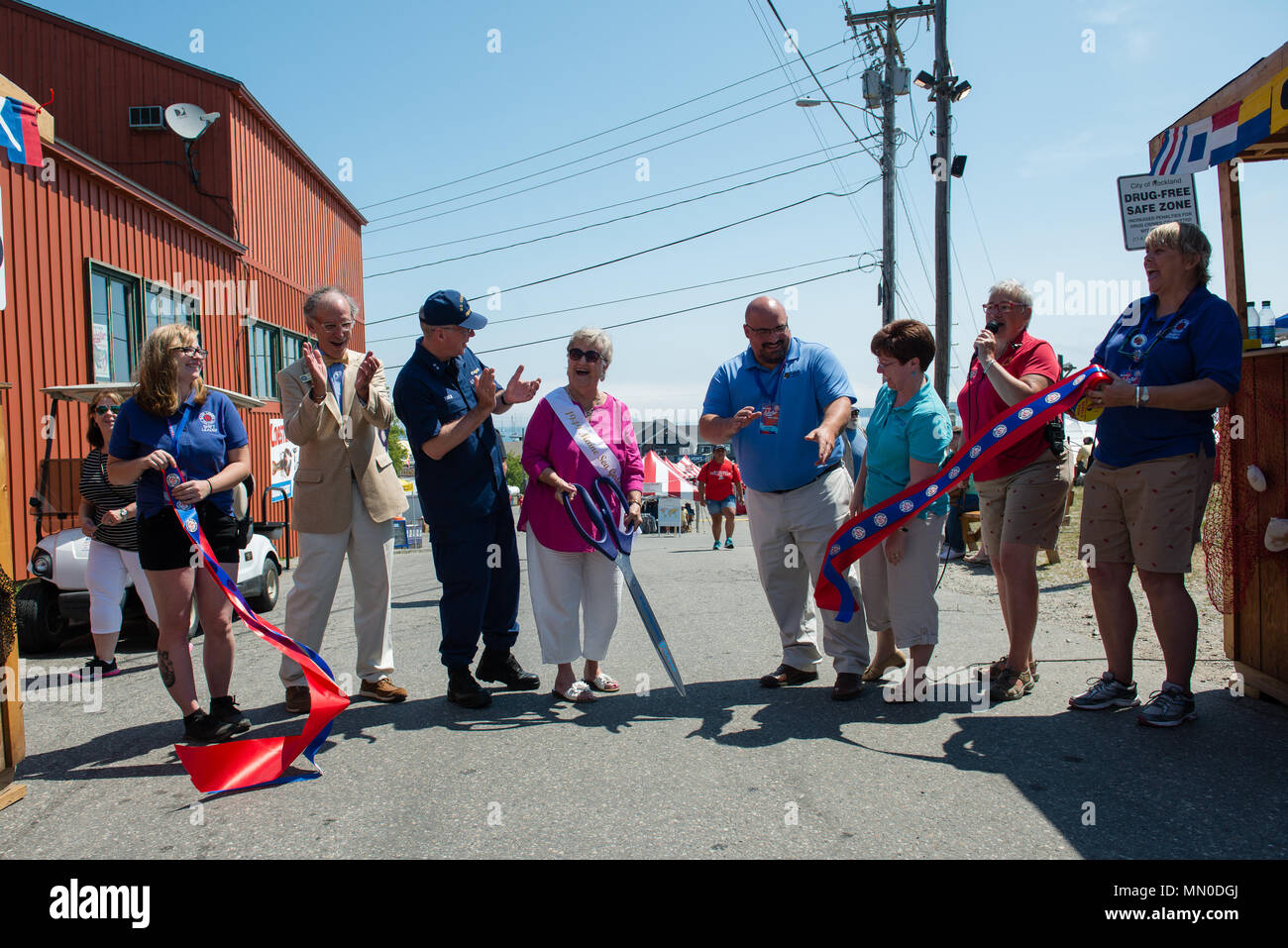 Coast Guard hinten Adm. Steven Poulin, Commander, First Coast Guard Bezirk und bürgerliche und Festival Führer nehmen an den Ribbon Cutting die 70th Maine Lobster Festival, Mittwoch, Aug 2, 2017, in Rockland, Maine zu öffnen. Das Festival dauert fünf Tage mit verschiedenen Veranstaltungen während der Woche einschließlich der Krönung der Maine Meer Göttin. (U.S. Coast Guard Foto von Petty Officer 3. Klasse Andrew Barresi) Stockfoto