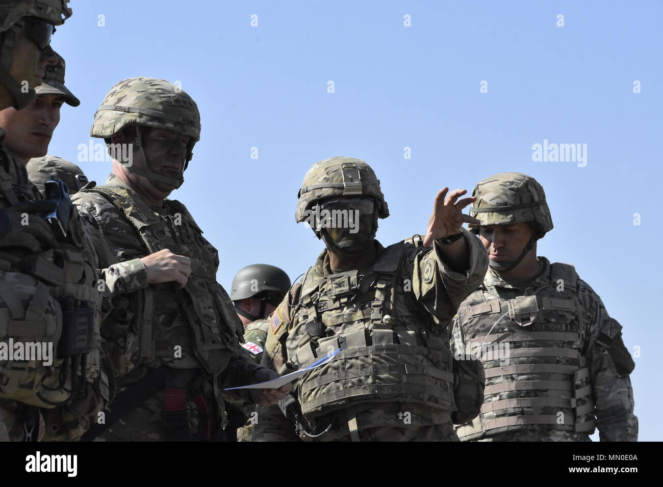 Us-Oberst Patrick Ellis, Kommandeur der 2d-Cavalry Regiment, zeigt US-Generalleutnant Ben Hodges, Kommandierender General der US Army Europe, die Edle Partner Übung Training Bereich in der Republik Georgien, Aug 3, 2017. Edle Partner 2017 ist ein US-Army Europe - LED-Übung an der Wasiani und Camp Norio Murakami Ausbildung Bereiche in Georgien gehostet werden. Andere teilnehmende Nationen gehören Armenien, Deutschland, Slowenien, Türkei, Ukraine und das Vereinigte Königreich. Hodges ging auf verschiedene Bereiche in Wasiani Training Bereich 1. Staffel, 2 Platoon live Fire d's Cavalry Regiment Übungen zu beobachten. Stockfoto