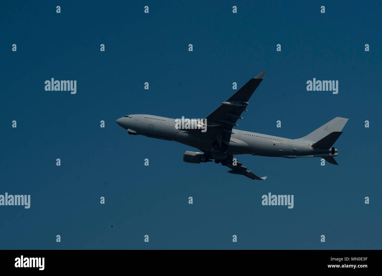 Royal Australian K-C 30 A multi-purpose Role Tanker Transport, 33 Geschwader, Royal Australian Air Force Base Amberley, Queensland, Australien nimmt während der Übung Mobilität Guardian, Joint Base Lewis-McChord, Washington, August 2, 2017. Mehr als 3.000 Flieger, Soldaten, Seemänner, Marinesoldaten und internationalen Partnern liefen auf den Staat Washington zur Unterstützung der Mobilität der Guardian. Die Übung soll die Fähigkeiten der Mobilität Luftstreitkräfte zu testen schnelle globale Mobilität Missionen in dynamischen Angefochtenen Umgebungen auszuführen. Mobilität Guardian Air Mobility Command's Premier übung, provi Stockfoto