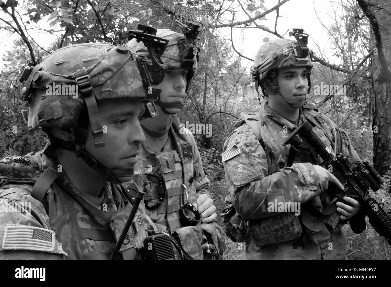 Staff Sgt. Chris Bierbower, des Mount Jewett, Pennsylvania, 1 Lieutenant Kyle Walker, der Pittsburgh und SPC. Elia Lockwood, DuBois, Pennsylvania, alle mit Firma B, 1.BATAILLON, 112 Infanterie Regiment, Pennsylvania National Guard am Joint Readiness Training Center, Fort Polk, Louisiana, Mittwoch, August 2, 2017. Die Soldaten sind zu einem Stryker Firma, zu 76. des Indiana Army National Guard Infanterie Brigade Combat Team für seine Drehung befestigt ist bei JRTC zugeordnet. Foto von Sgt. 1. Klasse David Bruce, 38th Infantry Division Public Affairs Stockfoto