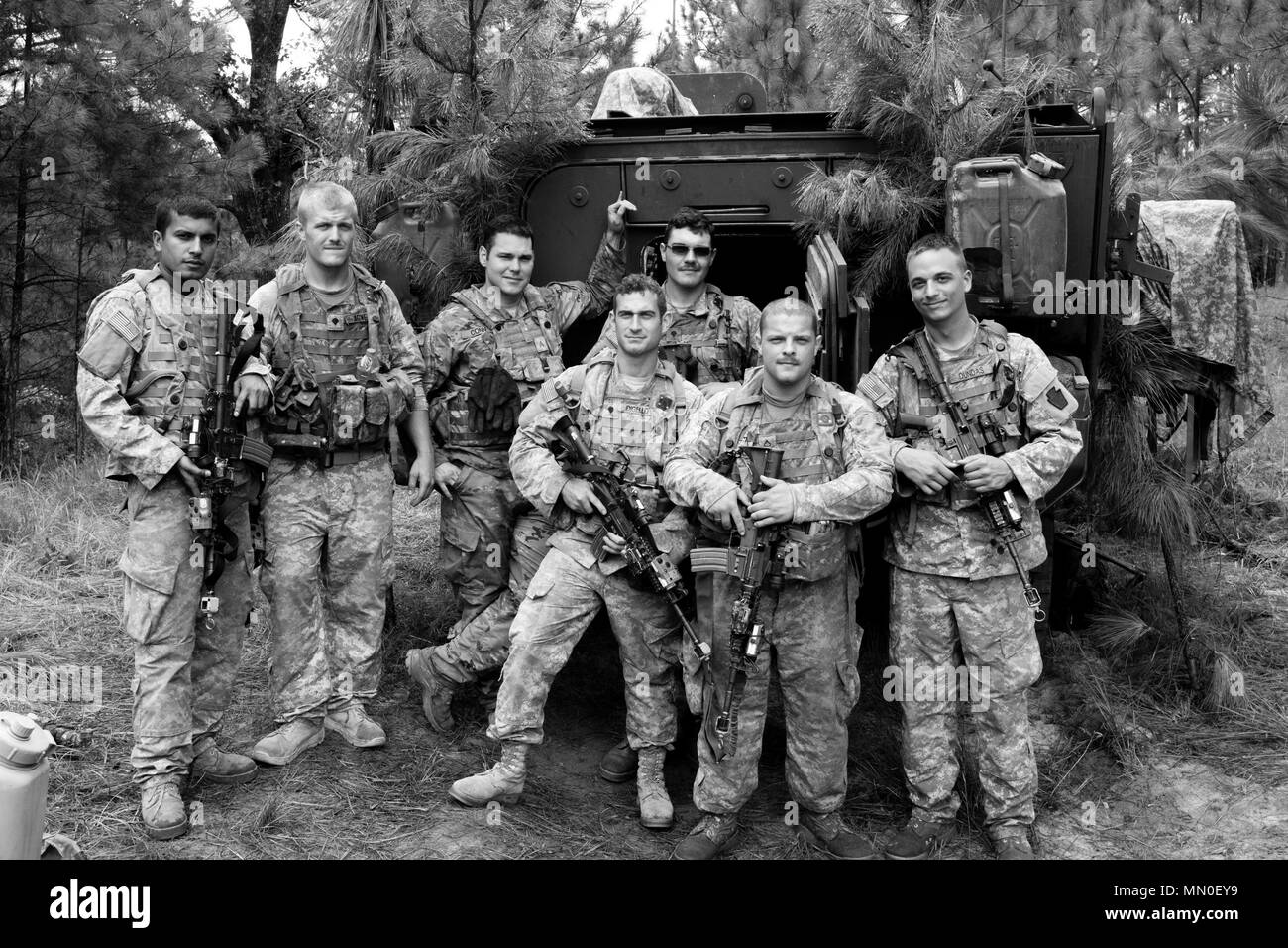 Spc. Basu Timsina, Erie, Pennsylvania, SPC. Tyler Agnes, des Conneaut Lake, Pennsylvania, Sgt. Andrew Conn, North East, Pennsylvania, SPC. Donald Lusby, von Newcastle, Pennsylvania, SPC. Josh DiGello, Erie, Pennsylvania, Pfc. Andrew Dalton, von Erie, Pennsylvania und SPC. Steven Dundas, von Pittsburgh, alle Soldaten der Mörtel Abschnitt mit Firma B, 1.BATAILLON, 112 Infanterie Regiment, Pennsylvania Army National Guard am Joint Readiness Training Center in Fort Polk, Louisiana, Mittwoch, August 2, 2017. Die Soldaten sind zu einem Stryker Unternehmen, das zu den Indiana befestigt ist zugeordnet Stockfoto