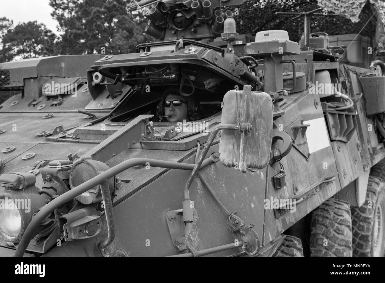 Spc. Nicholas Romeo, von Erie, Pennsylvania, mit Firma B, 1.BATAILLON, 112 Infanterie Regiment, Pennsylvania Army National Guard, fährt ein Stryker Interim gepanzertes Fahrzeug Motoren am Joint Readiness Training Center, Fort Polk, Louisiana, Mittwoch, August 2, 2017. Die stryker Unternehmens ist die 76th der Indiana Army National Guard Infanterie Brigade Combat Team für ihre Rotation JRTC befestigt. Foto von Sgt. 1. Klasse David Bruce, 38th Infantry Division Public Affairs Stockfoto
