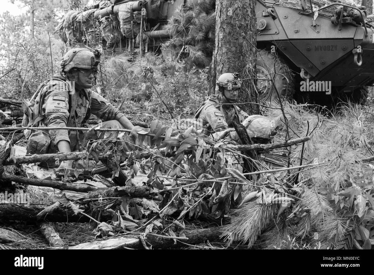 Spc. Craig Bond, von Bradford, Pennsylvania, SPC. Kenneth Rogers, von Erie, Pennsylvania und SPC. Cheyenne Johnson, von Ridgeway, Pennsylvania, alle mit 1St Bataillon, 112 Infanterie Regiment, Pennsylvania Army National Guard, halten Mahnwache in eine kämpfende Position an der Joint Readiness Training Center, Fort Polk, Louisiana, Mittwoch, August 2, 2017. Die stryker Unternehmens ist die 76th der Indiana Army National Guard Infanterie Brigade Combat Team für ihre Rotation JRTC befestigt. Foto von Sgt. 1. Klasse David Bruce, 38th Infantry Division Public Affairs Stockfoto