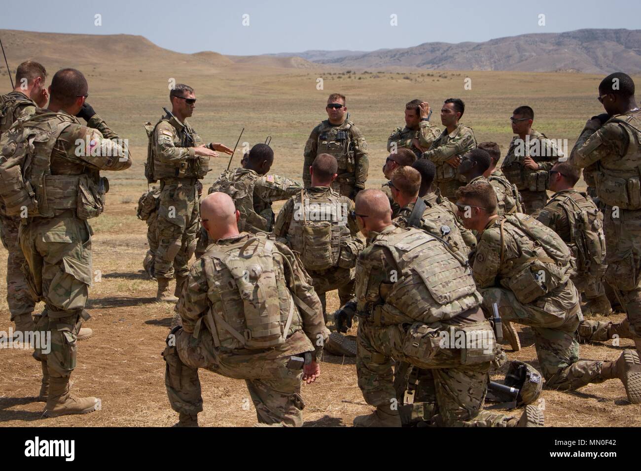 Oberstleutnant Adam Lakai, Kommandant der 1. Staffel, 2d-Cavalry Regiment führt eine nach der Überprüfung der Maßnahmen mit infanteristen nach einem ausgebauten Patrol leer Feuer Situationstraining übung Aug 4, 2017 während der Noble Partner 17 in Wasiani, Georgia. Edle Partner ist eine multinationale Übung zur Unterstützung Georgiens zweite leichte Infanterie Firma Beitrag zu den NATO Response Force. (Fotos von: Staff Sgt. Jennifer Bunn, 2d-Cavalry Regiment) Stockfoto