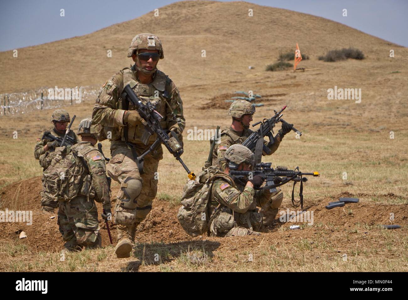 Infanteristen von Comanche Truppe, 1.Staffel, 2d-Cavalry Regiment voraus von einem Graben, während bei demontiertem Patrouille während eine leere Feuer Situationstraining übung Aug 4, 2017 während der Noble Partner 17 in Wasiani, Georgia. Edle Partner ist eine multinationale Übung zur Unterstützung Georgiens zweite leichte Infanterie Firma Beitrag zu den NATO Response Force. (Fotos von: Staff Sgt. Jennifer Bunn, 2d-Cavalry Regiment) Stockfoto