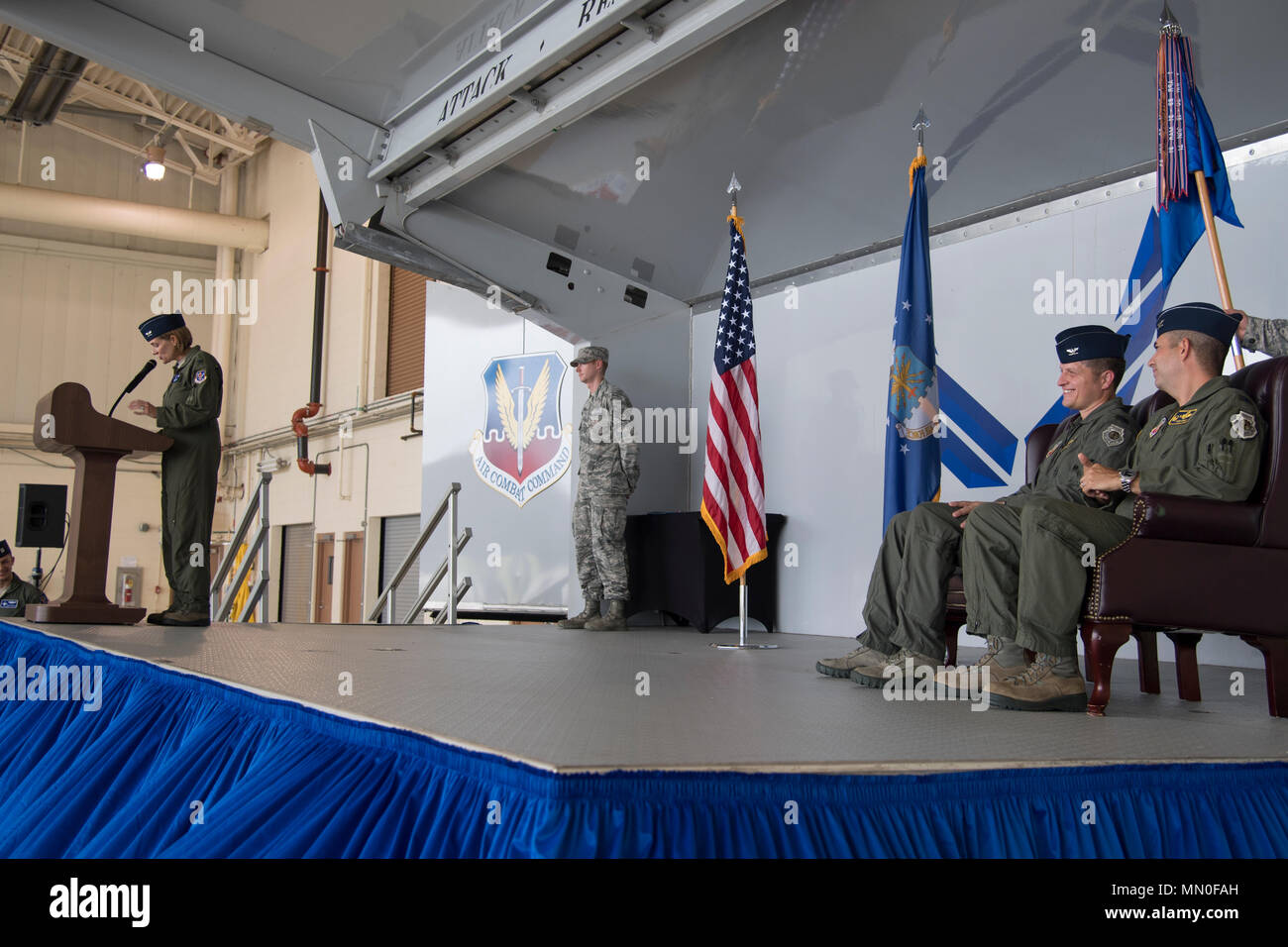 Kol. Jennifer Kurz, 23d Wing Commander, spricht während einer Änderung des Befehls Zeremonie, bei Moody Air Force Base, Aug 4, 2017. Oberst Michael Curley übernahm das Kommando der 23d Fighter Group von Colonel Timothy Sumja, 23d FG ausgehende Commander. (U.S. Air Force Foto: Staff Sgt. Olivia Dominique) Stockfoto