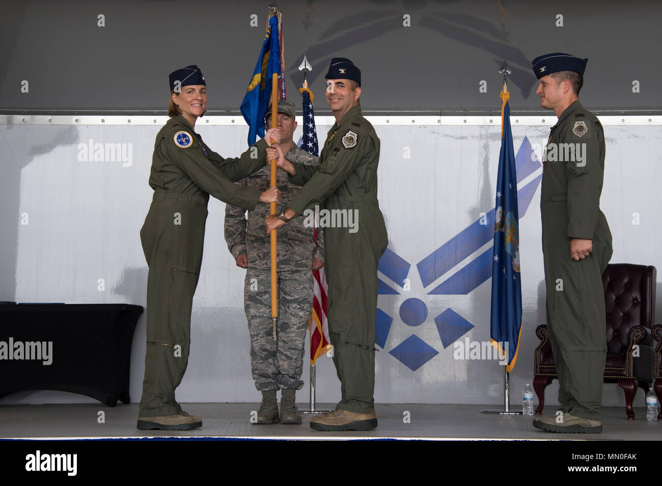 Kol. Jennifer Kurz, 23d Wing Commander, präsentiert die 23d Fighter Group guidon, Oberst Michael Curley, 23d FG eingehende Commander, die während eines Befehls Zeremonie an der Moody Air Force Base, Ga., Nov. 4, 2017. Curley war der Leiter der Ausbildung, Übungen und Bereitschaft, Abteilung im Hauptquartier der US-Luftstreitkräfte in Europa. (U.S. Air Force Foto: Staff Sgt. Olivia Dominique) Stockfoto