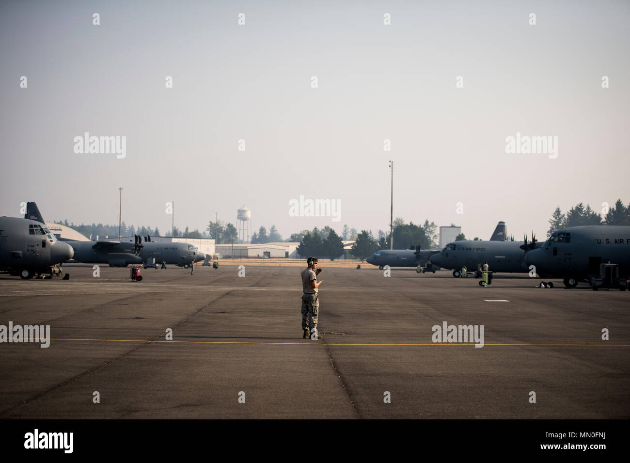 Staff Sgt. Jordan Scott, eine C-130J Hercules Super Crew Chief zum 19 Aircraft Maintenance Squadron, Little Rock Air Force Base, Arche zugeordnet, erwarten Motor starten während der Übung Mobilität Guardian, Joint Base Lewis-McChord, Washington, August 3, 2017. Mehr als 3.000 Flieger, Soldaten, Seemänner, Marinesoldaten und internationalen Partnern liefen auf den Staat Washington zur Unterstützung der Übung Mobilität Guardian. Die Übung soll die Fähigkeiten der Mobilität Luftstreitkräfte zu testen schnelle globale Mobilität Missionen in dynamischen, angefochtenen Umgebungen auszuführen. (U.S. Air Force Foto von Tech. Sgt. Larry E Stockfoto