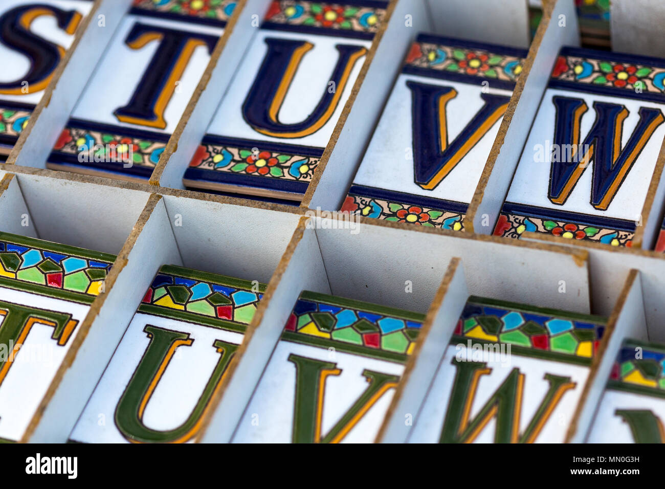 Keramik buchstaben -Fotos und -Bildmaterial in hoher Auflösung – Alamy