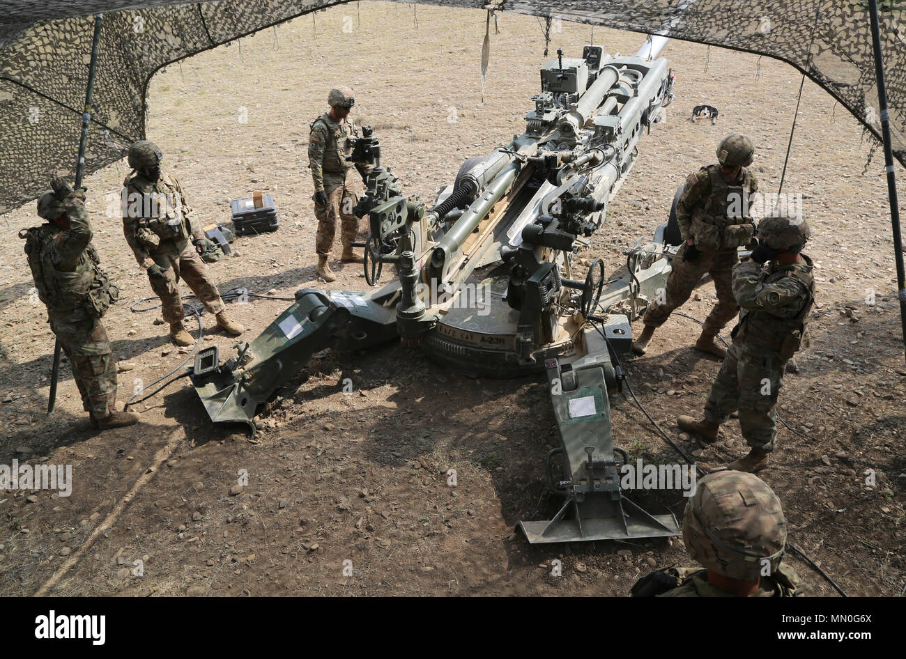 Us-Soldaten, Bogenschützen, Batterie, Field Artillery Squadron, 2 Golgatha Regiment, Vorbereiten zum Brand einer M 777 155mm Haubitze Während ein Trupp situativen Übung, Wasiani, Republik Georgien, Aug 5, 2017 geschleppt. Edle Partner 17 unterstützt Georgien bei der Durchführung home station Ausbildung seiner zweiten NATO Response Force (NRF) Beitrag. Edle Partner weiter zu verbessern und die operativen Fähigkeiten der NRF Konzept der Interoperabilität und der Bereitschaft, um die regionale Stabilität zu unterstützen. (U.S. Armee Foto von Sgt. Kalie Jones) Stockfoto