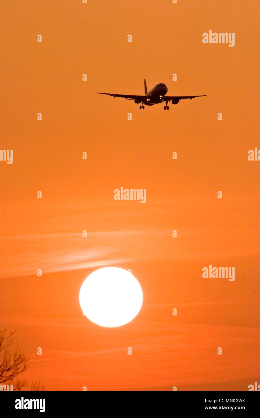 Silhouette einer British Airways Airbus A320-232 im Endanflug nach London Heathrow bei Sonnenuntergang. 7. April 2007. Stockfoto