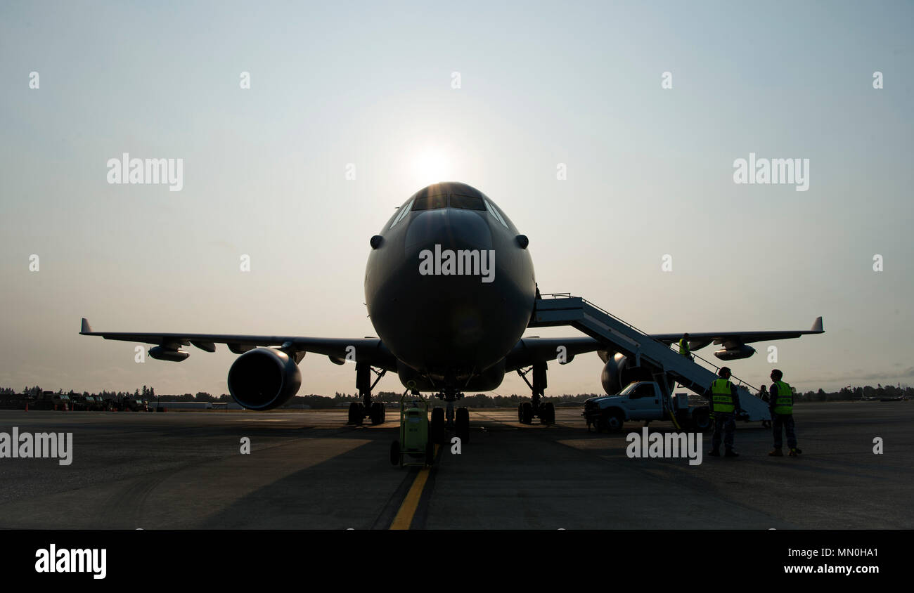 Die Royal Australian Air Force KC-30 ein Multi Role Tanker Transport sitzt auf der Flightline während der Übung Mobilität Guardian Joint Base Lewis-McChord, Washington, August 5, 2017. Mehr als 3.000 Flieger, Soldaten, Seemänner, Marinesoldaten und internationalen Partnern liefen auf den Staat Washington zur Unterstützung der Mobilität der Guardian. Die Übung soll die Fähigkeiten der Mobilität Luftstreitkräfte zu testen schnelle globale Mobilität Missionen in dynamischen, angefochtenen Umgebungen auszuführen. Mobilität Guardian Air Mobility Command's Premier Übung, eine Chance für die Mobilität Luftstreitkräfte mit zu trainieren Stockfoto