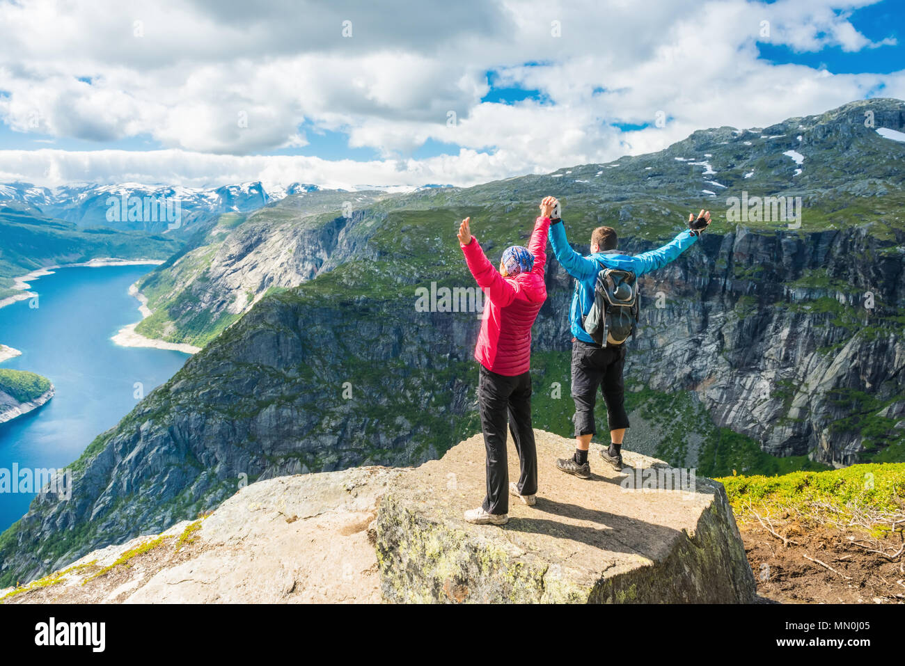 Paar ständigen Draufsicht auf dem Weg zur trolltunga. Lage: skandinavischen Bergen, Norwegen, Stavanger. Begriff von Freiheit und Erfolg Stockfoto