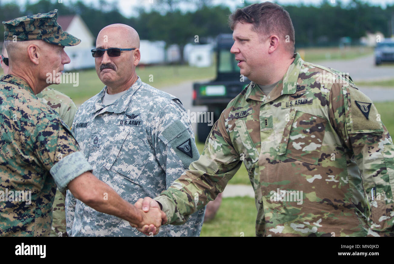 Generalleutnant Rex McMillian, Kommandierender Offizier der Marine Corps Forces finden und Marine Norden schüttelt Hände mit CW 3 Lee Fuller die Äsche Army Aviation Safety Officer. McMillian angekommen am Flugplatz am Aug 7, 2017 die Marines die Teilnahme an Übung Northern Strike 17 zu beaufsichtigen. Northern Strike17 ist ein National Guard Bureau - geförderte Übung vereint rund 5.000 Service Mitglieder aus 13 Mitgliedstaaten und fünf Koalition Ländern während der ersten beiden Wochen im August 2017 im Camp Äsche gemeinsame Manöver Training Center und die alpena Combat Readiness Training Center, Bo Stockfoto